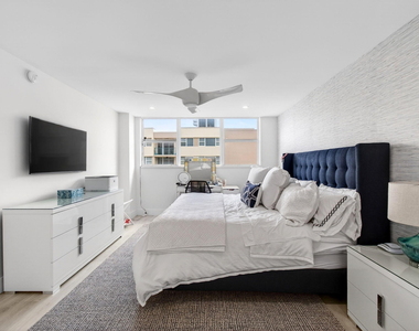 1236 Hillsboro Mile - Photo Thumbnail 35