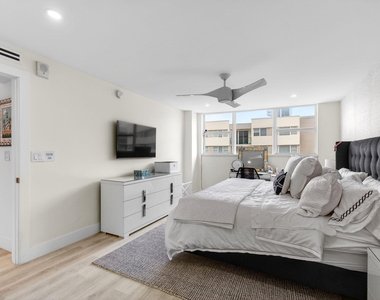 1236 Hillsboro Mile - Photo Thumbnail 37