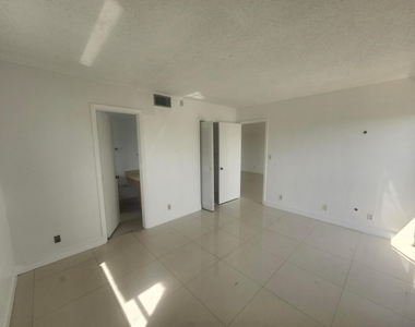8600 N Sherman Circle N - Photo Thumbnail 11