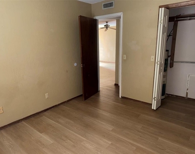 1600 Grandview Street - Photo Thumbnail 4