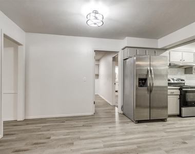 1400 Devonshire Circle - Photo Thumbnail 5