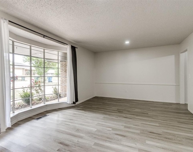 1400 Devonshire Circle - Photo Thumbnail 14
