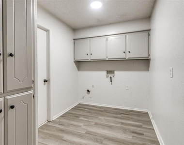 1400 Devonshire Circle - Photo Thumbnail 16