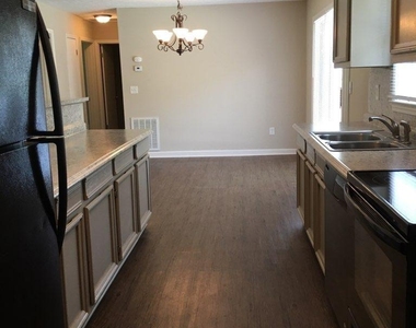 311 Hillcrest Drive - Photo Thumbnail 3