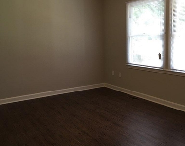 311 Hillcrest Drive - Photo Thumbnail 7