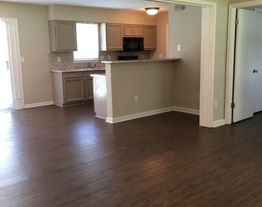 311 Hillcrest Drive - Photo Thumbnail 4