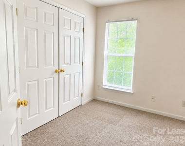 913 Tiger Lane - Photo Thumbnail 14