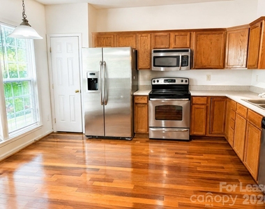 913 Tiger Lane - Photo Thumbnail 6