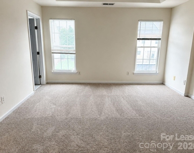 913 Tiger Lane - Photo Thumbnail 10