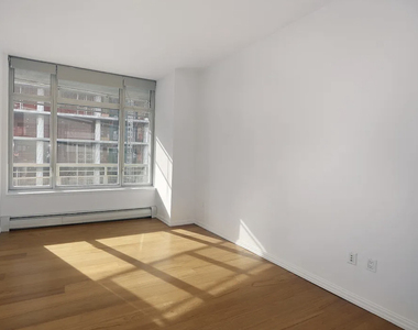 205 East 59th Street - Photo Thumbnail 2
