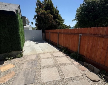 8832 Greenwood Ave. - Photo Thumbnail 9