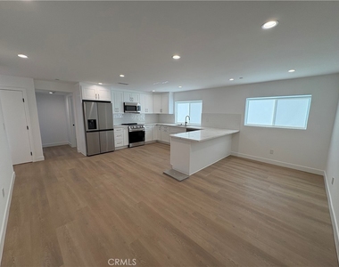 14165 Calvert Street - Photo Thumbnail 2