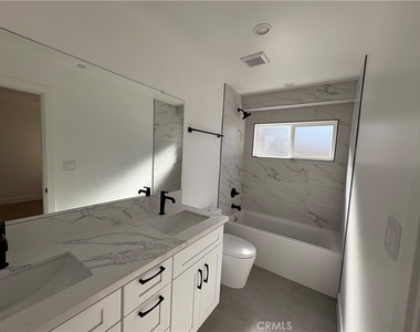14165 Calvert Street - Photo Thumbnail 11