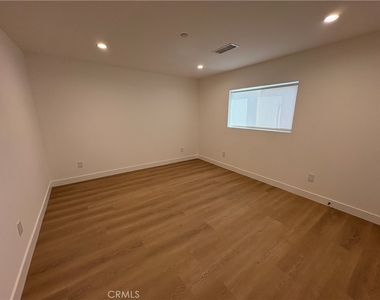 14165 Calvert Street - Photo Thumbnail 4