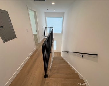 14165 Calvert Street - Photo Thumbnail 9