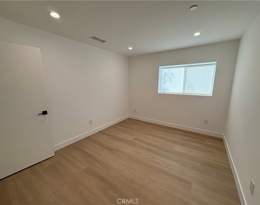 14165 Calvert Street - Photo Thumbnail 7