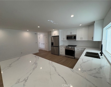 14165 Calvert Street - Photo Thumbnail 3