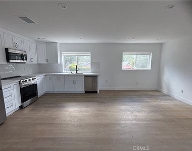 14165 Calvert Street - Photo Thumbnail 20