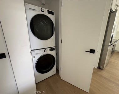 14165 Calvert Street - Photo Thumbnail 13