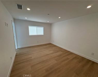 14165 Calvert Street - Photo Thumbnail 10