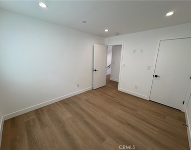 14165 Calvert Street - Photo Thumbnail 12