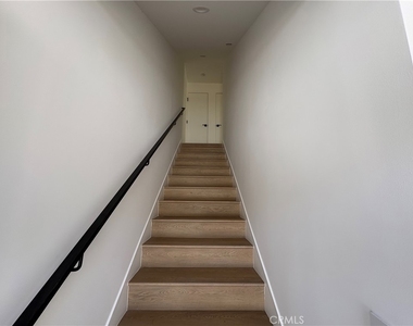 14165 Calvert Street - Photo Thumbnail 19