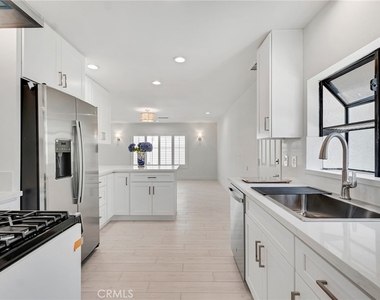221 Acacia Lane - Photo Thumbnail 7