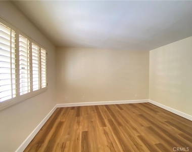 1084 Jacaranda Road - Photo Thumbnail 14