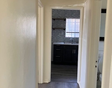 429 1/4 W Queen Street - Photo Thumbnail 8
