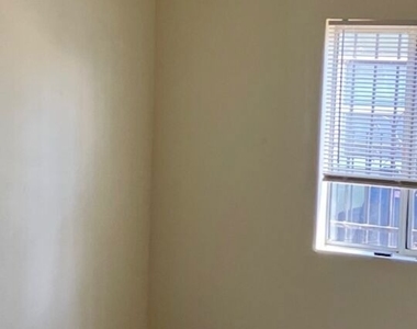 429 1/4 W Queen Street - Photo Thumbnail 3