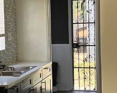 429 1/4 W Queen Street - Photo Thumbnail 6