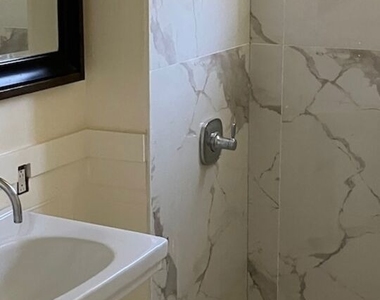 429 1/4 W Queen Street - Photo Thumbnail 7