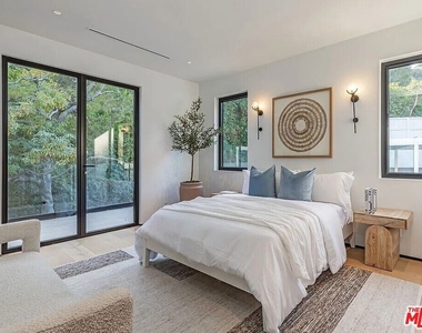 1271 Sunset Plaza Drive - Photo Thumbnail 19