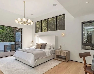 1271 Sunset Plaza Drive - Photo Thumbnail 15