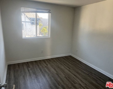 225 E 30th Street - Photo Thumbnail 4