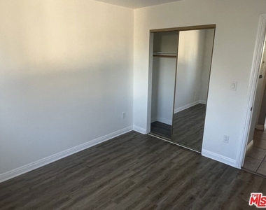 225 E 30th Street - Photo Thumbnail 3