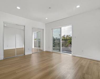 2057 2/4 S Garth Avenue - Photo Thumbnail 21