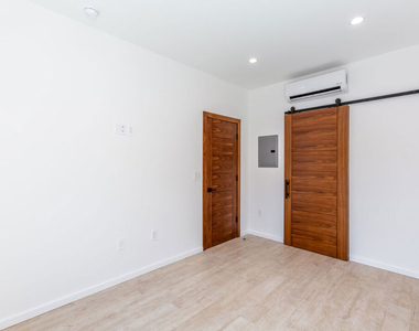 8012 Zeus Dr - Photo Thumbnail 20