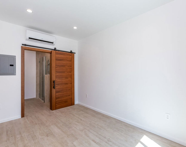 8012 Zeus Dr - Photo Thumbnail 21