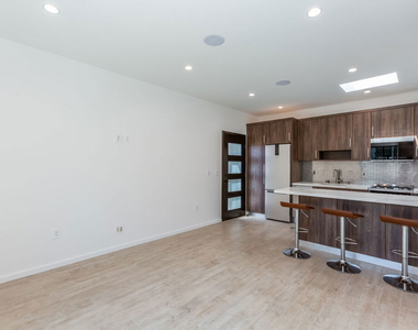 8012 Zeus Dr - Photo Thumbnail 3