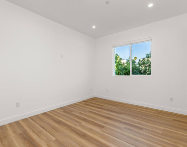 5223 W 20th Street - Photo Thumbnail 11