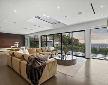 1680 Sunset Plaza Drive - Photo Thumbnail 4