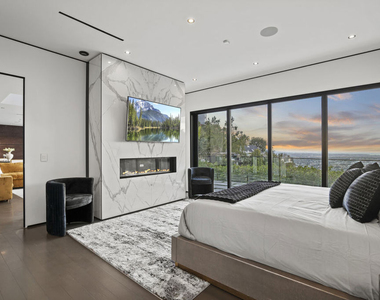 1680 Sunset Plaza Drive - Photo Thumbnail 17