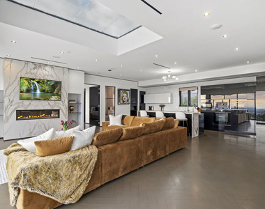 1680 Sunset Plaza Drive - Photo Thumbnail 7