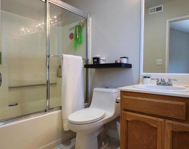 644 Warwick Avenue - Photo Thumbnail 14