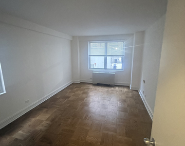 888 8th Avenue - Photo Thumbnail 6