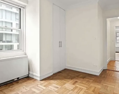 888 8th Avenue - Photo Thumbnail 3