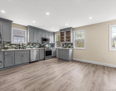 9519 116th Street - Photo Thumbnail 3