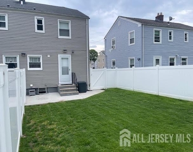 545 Olive Place - Photo Thumbnail 5
