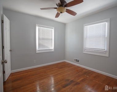 545 Olive Place - Photo Thumbnail 6